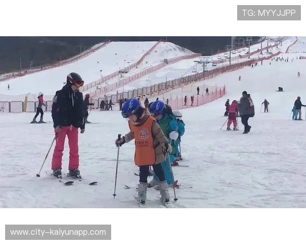冰雪运动学院开展少儿滑雪师资认证与实操训练班，滑雪培训费用